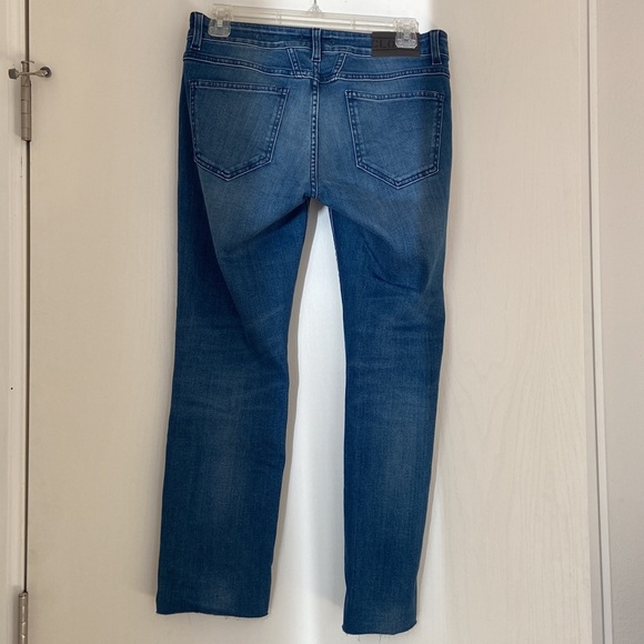 Closed raw hem ankle length jeans. - Picture 2 of 9